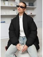 Doudoune femme café avec ceinture, col montant, en matériau léger et chaud, adaptée pour les jours froids.