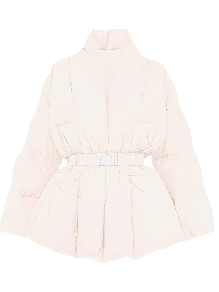 Doudoune femme noire avec ceinture, col montant, coupe ajustée et matériau chaud et déperlant.