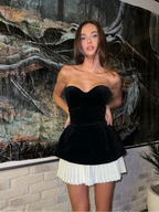 Ensemble élégante avec bustier noir en satin et jupe plissée blanche, idéal pour les soirées, sans bretelles et ajusté.