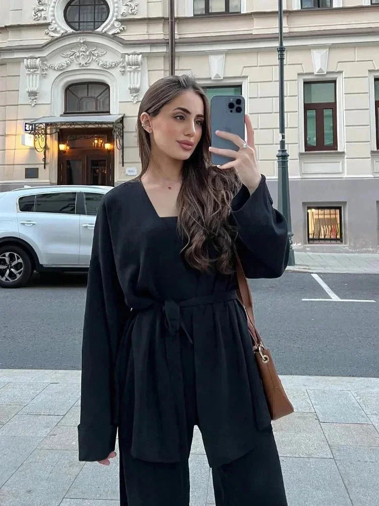 Ensemble beige comprenant un cardigan ceinturé et un pantalon tricoté, conçu en matière douce et respirante.