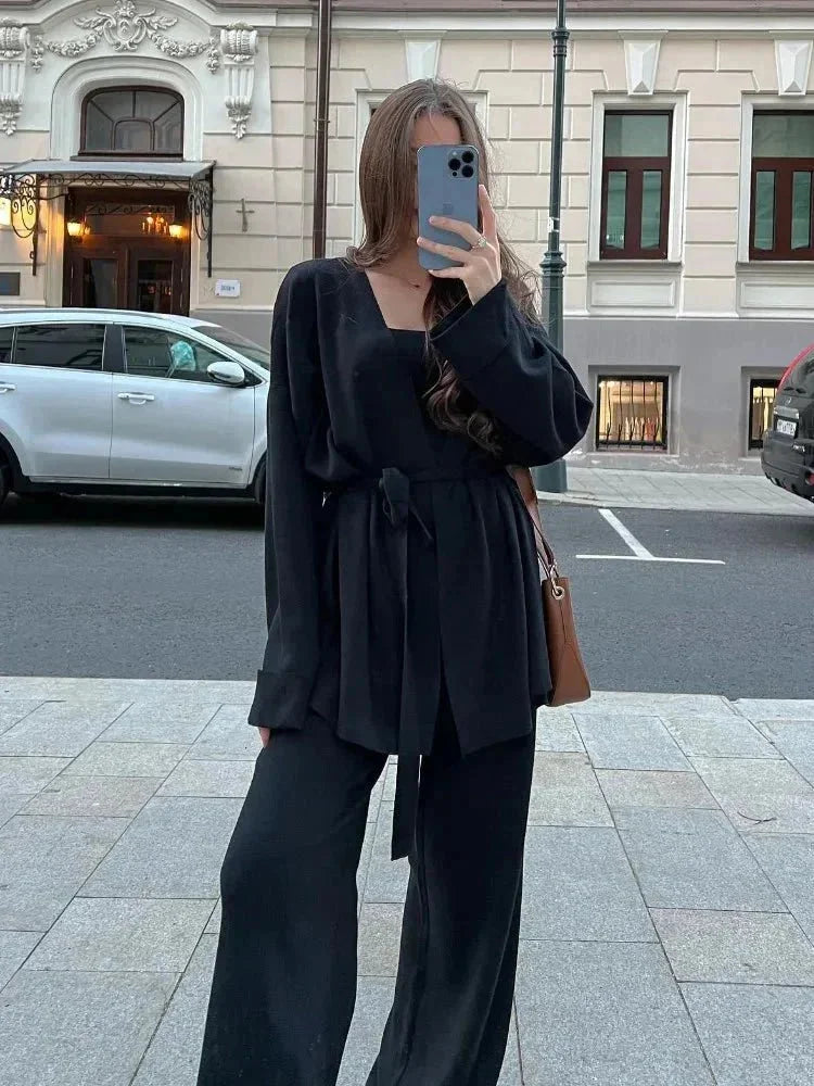 Damen-Ensemble aus gestricktem Cardigan mit Gürtel und passendem Hosen, gefertigt aus weichem, dehnbarem Material.