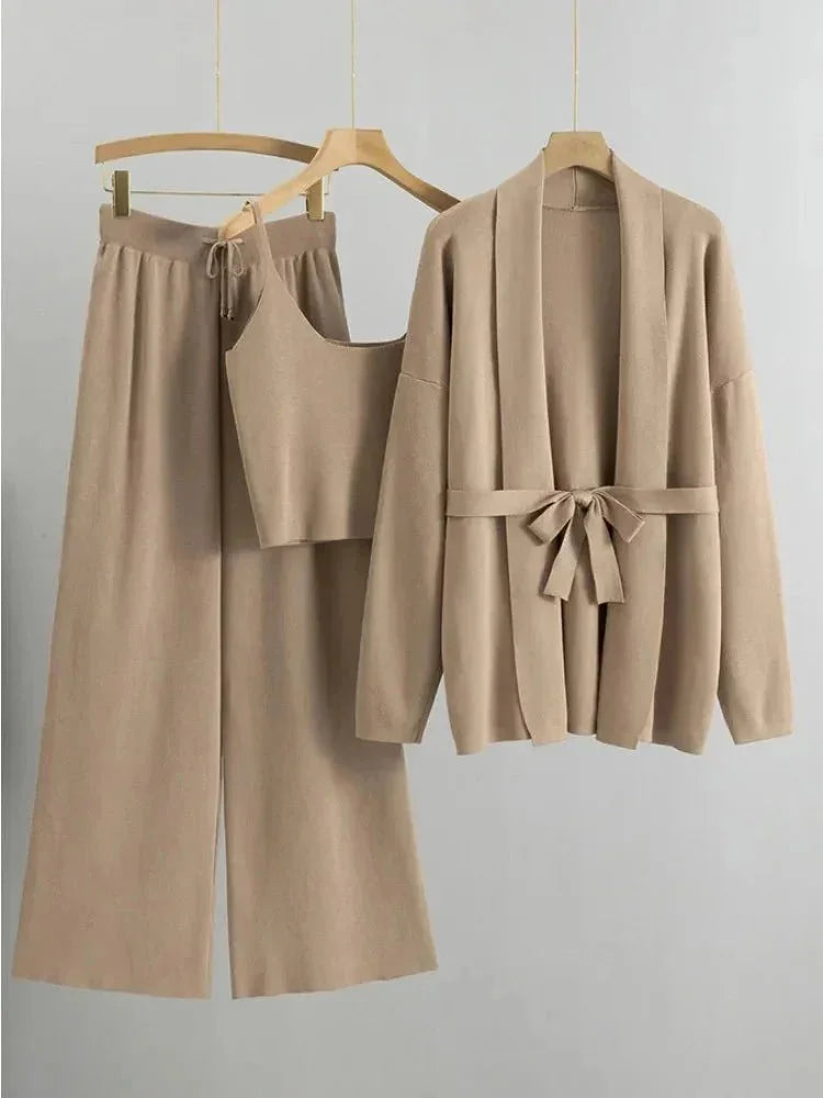 Dunkelblaues Ensemble aus einem ceintierten Cardigan und einem gestrickten Hosen, gefertigt aus weichem, leicht dehnbarem…