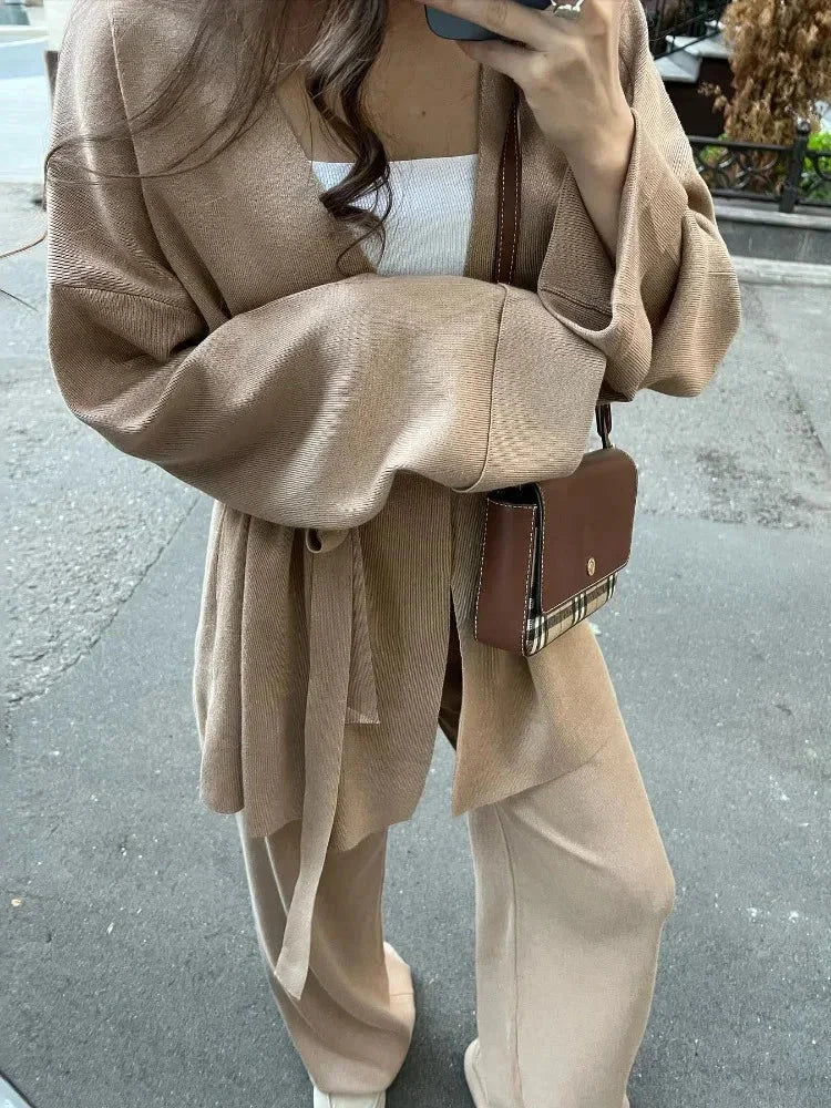 Ensemble noir comprenant un cardigan ceinturé et un pantalon tricoté pour femme, en matière douce et extensible.