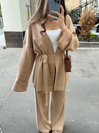 "Gestreiftes Ensemble mit tailliertem Cardigan und passendem, bequemen Strickhosen für Frauen aus weichem Baumwollmix."