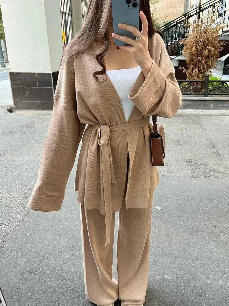 "Gestreiftes Ensemble mit tailliertem Cardigan und passendem, bequemen Strickhosen für Frauen aus weichem Baumwollmix."