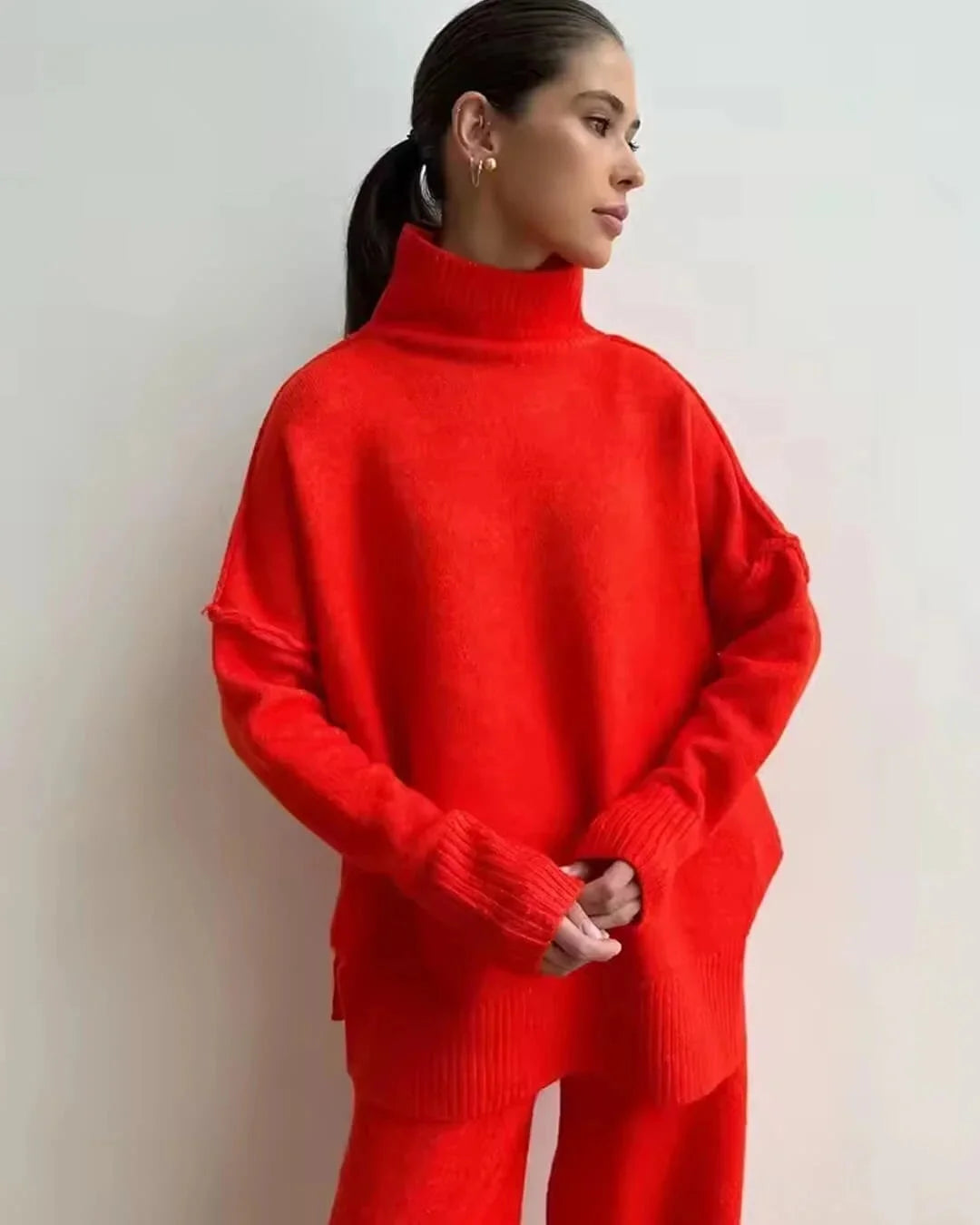 Helles, bequemes Damen-Ensemble mit weitem Schnitt und Rollkragen, ideal für gemütliche Anlässe, aus weichem Baumwollmix…