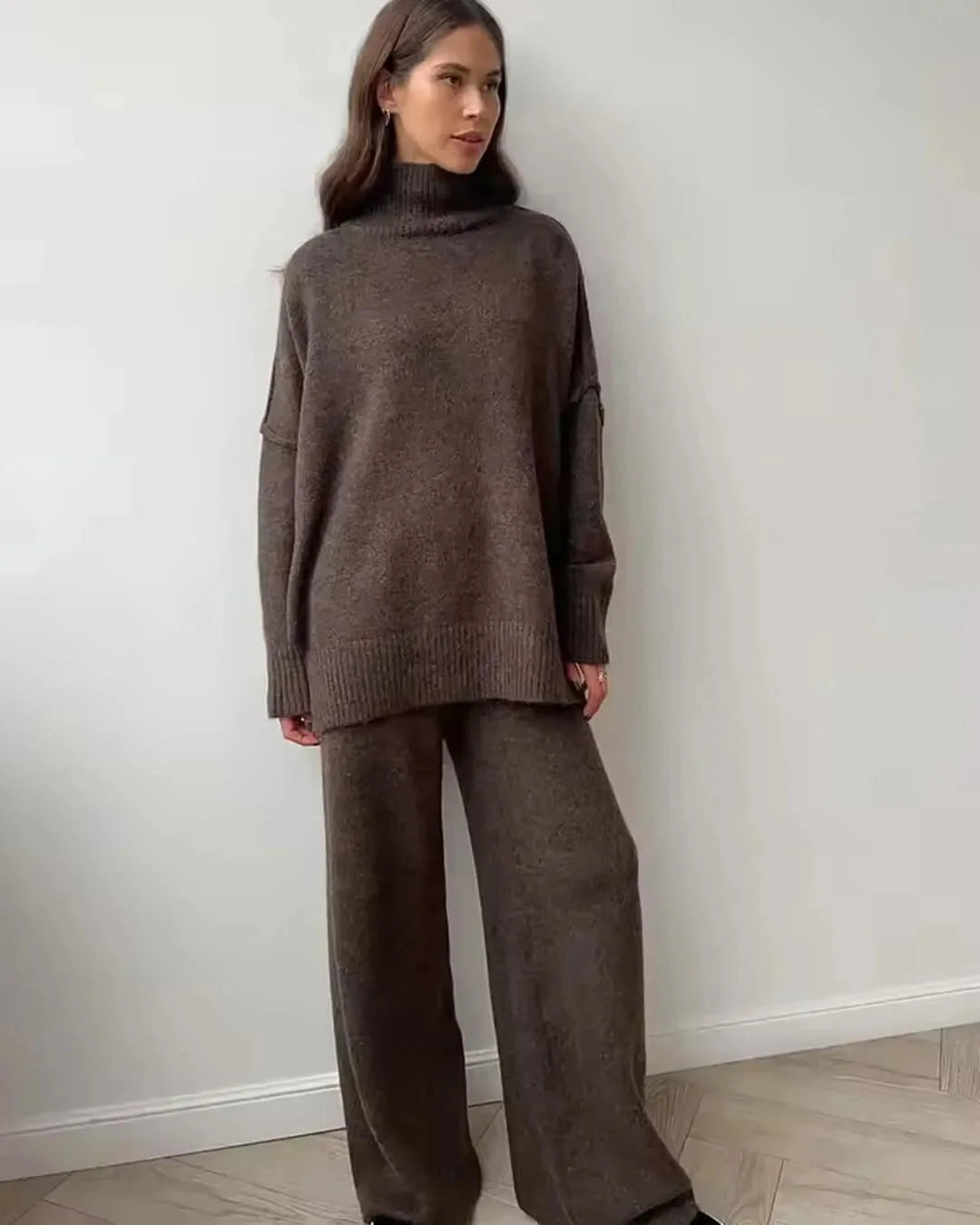 Bequemes, weiches Ensemble mit langem Rollkragen und lockerer Passform, ideal für lässige Anlässe und verschiedene…