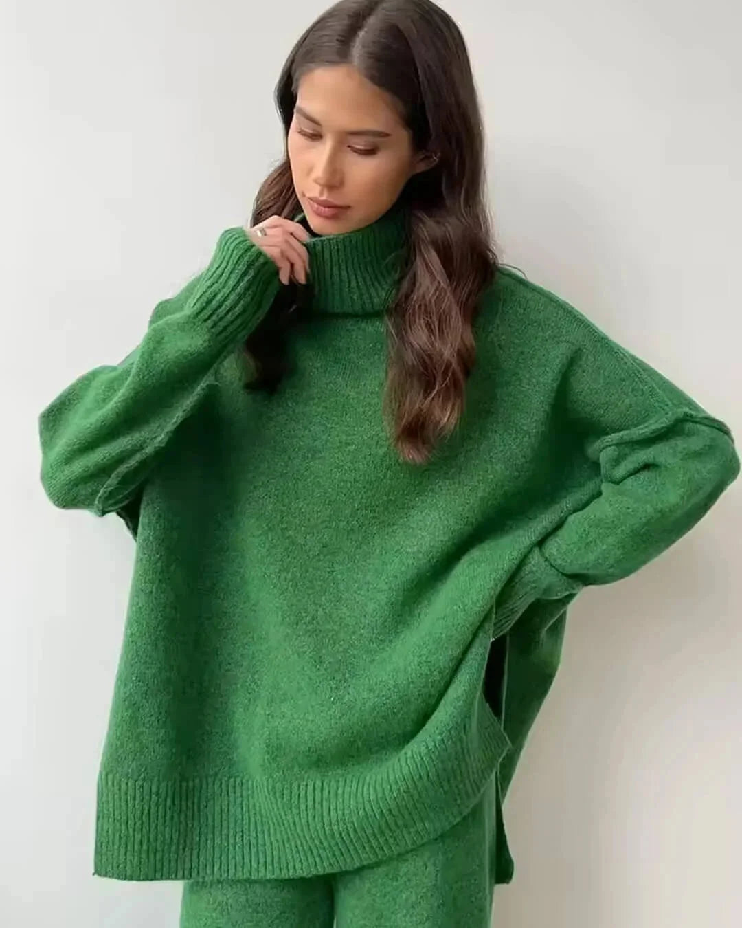 Beige Damen-Ensemble mit weitem Schnitt und rollbarem Kragen, aus weichem Baumwollmix für hohen Tragekomfort.