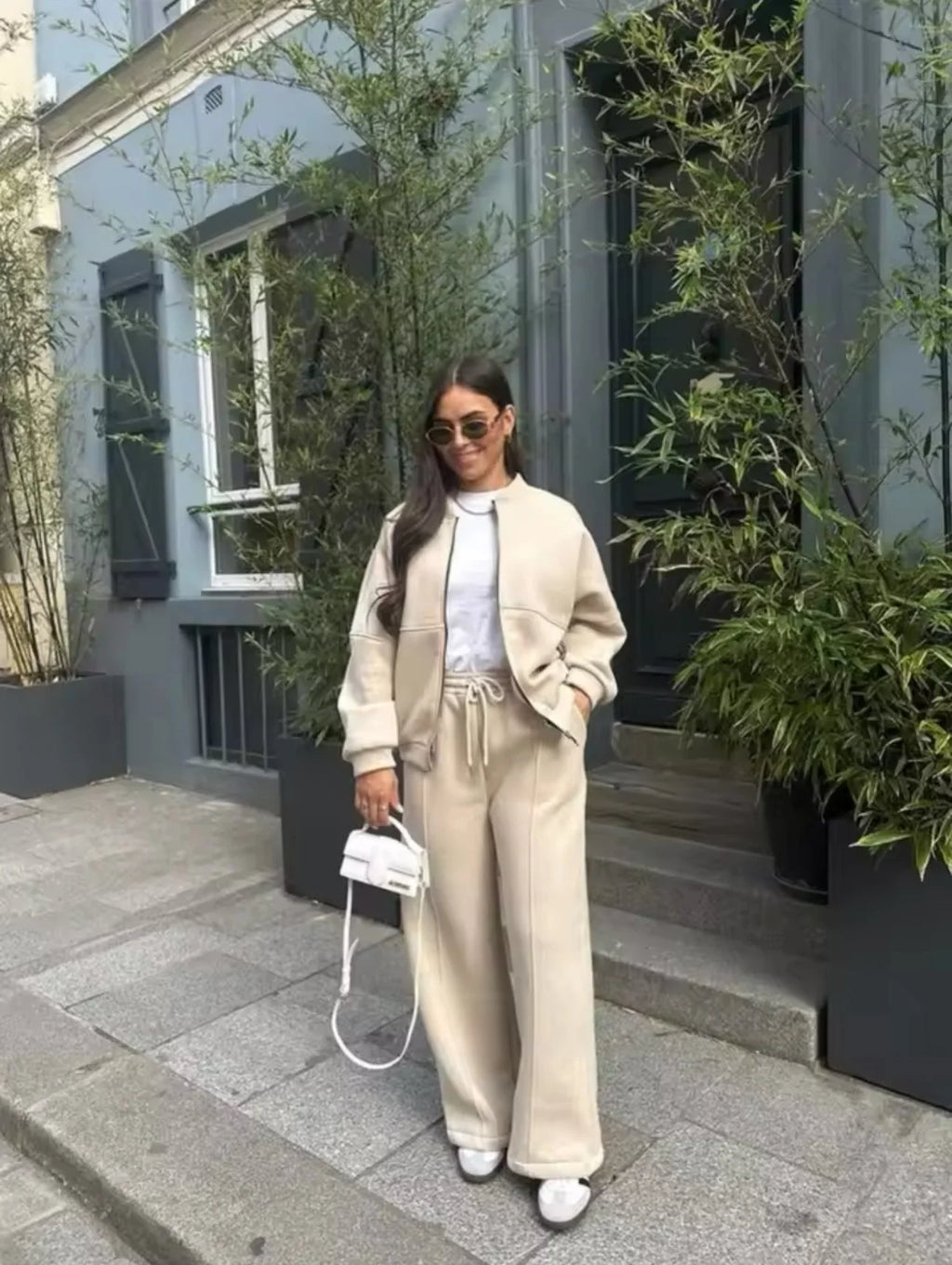 Ensemble de jogging femme gris avec veste ample à capuche et taille élastique.