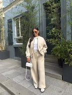 Bequemes Damen-Jogging-Ensemble aus weichem Baumwollmischgewebe mit locker sitzender Kapuzenjacke und elastischem Bund.