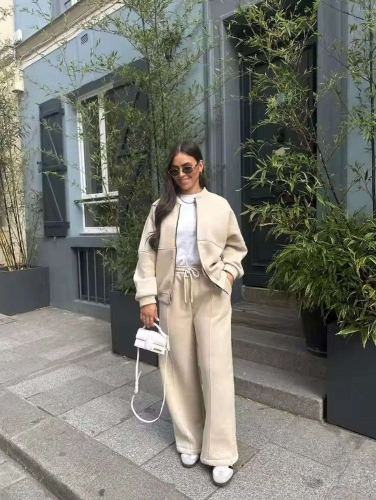 Bequemes Damen-Jogging-Ensemble aus weichem Baumwollmischgewebe mit locker sitzender Kapuzenjacke und elastischem Bund.