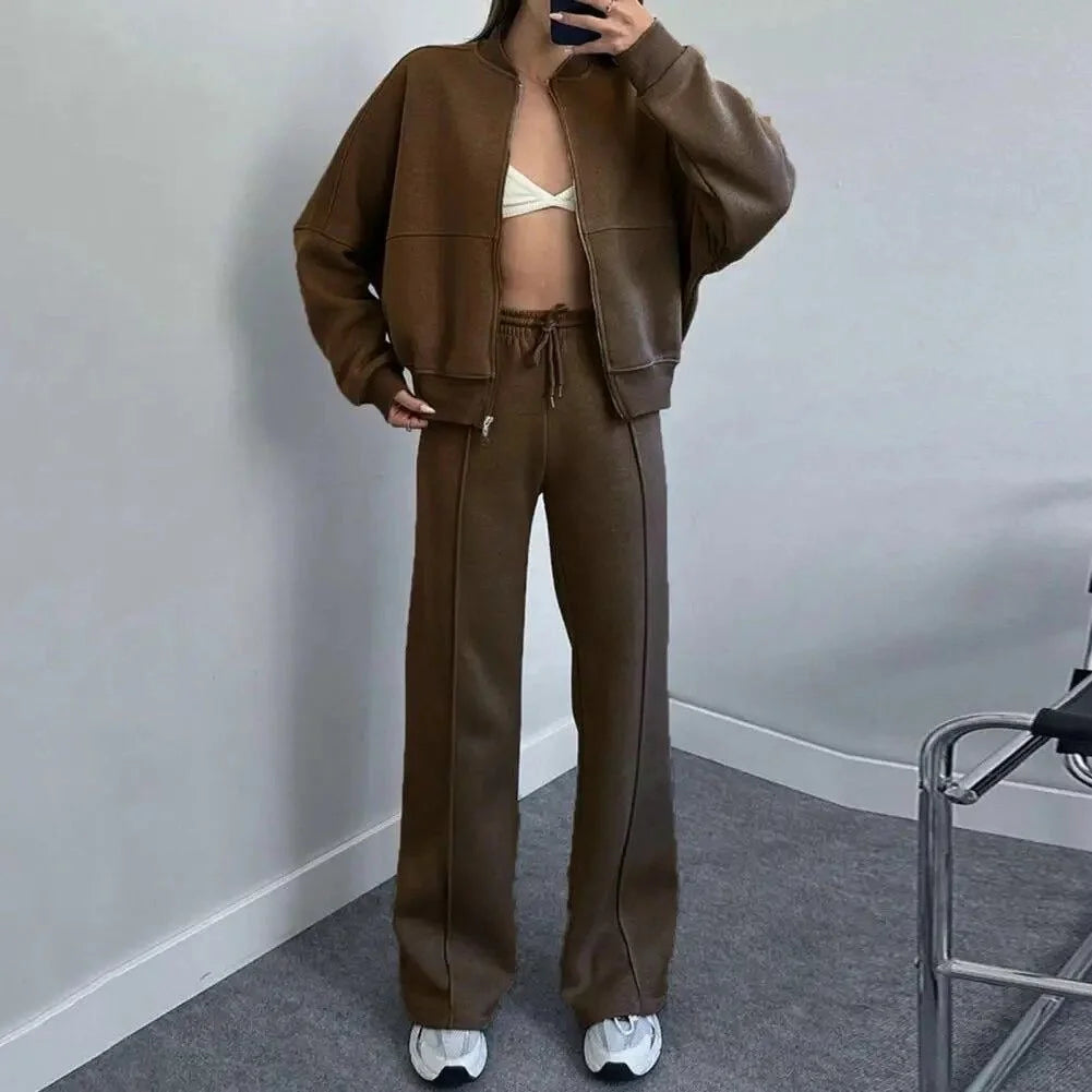 Komfortables Damen-Joggingensemble aus leichtem Baumwollmaterial mit legerer, weiter veste und elastischem Bund.