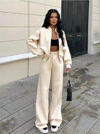 Bequemes Damen-Jogging-Ensemble aus Baumwolle mit lockerer Jacke und elastischen Bündchen für optimalen Sitz und Komfort.