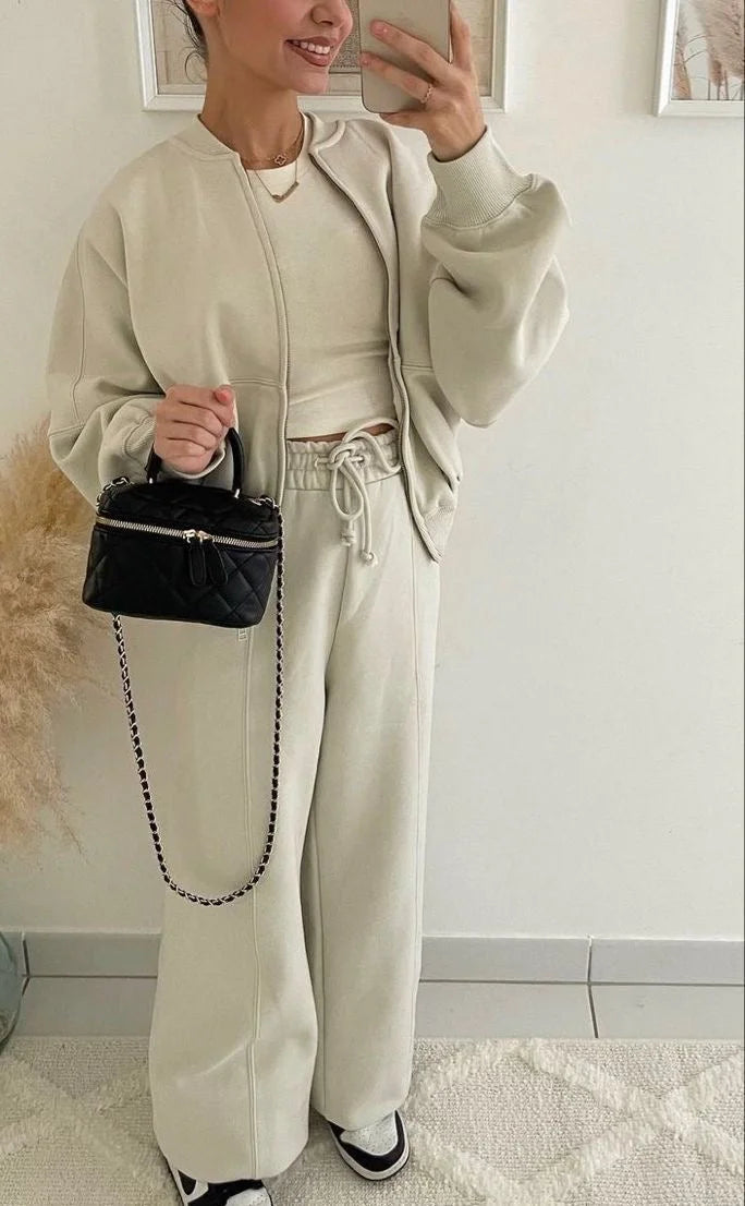 Ensemble de jogging femme beige en coton léger, avec veste ample et poignets élastiques.