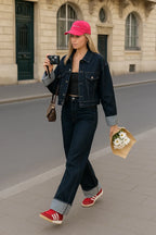 Ensemble en denim bleu pour femme, composé d'une veste et d'un pantalon large à coupe décontractée.