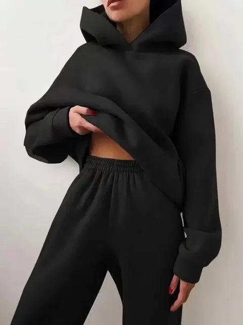 Ensemble deux pièces ample pour femmes en noir, en tissu léger avec une coupe décontractée et un design contemporain.