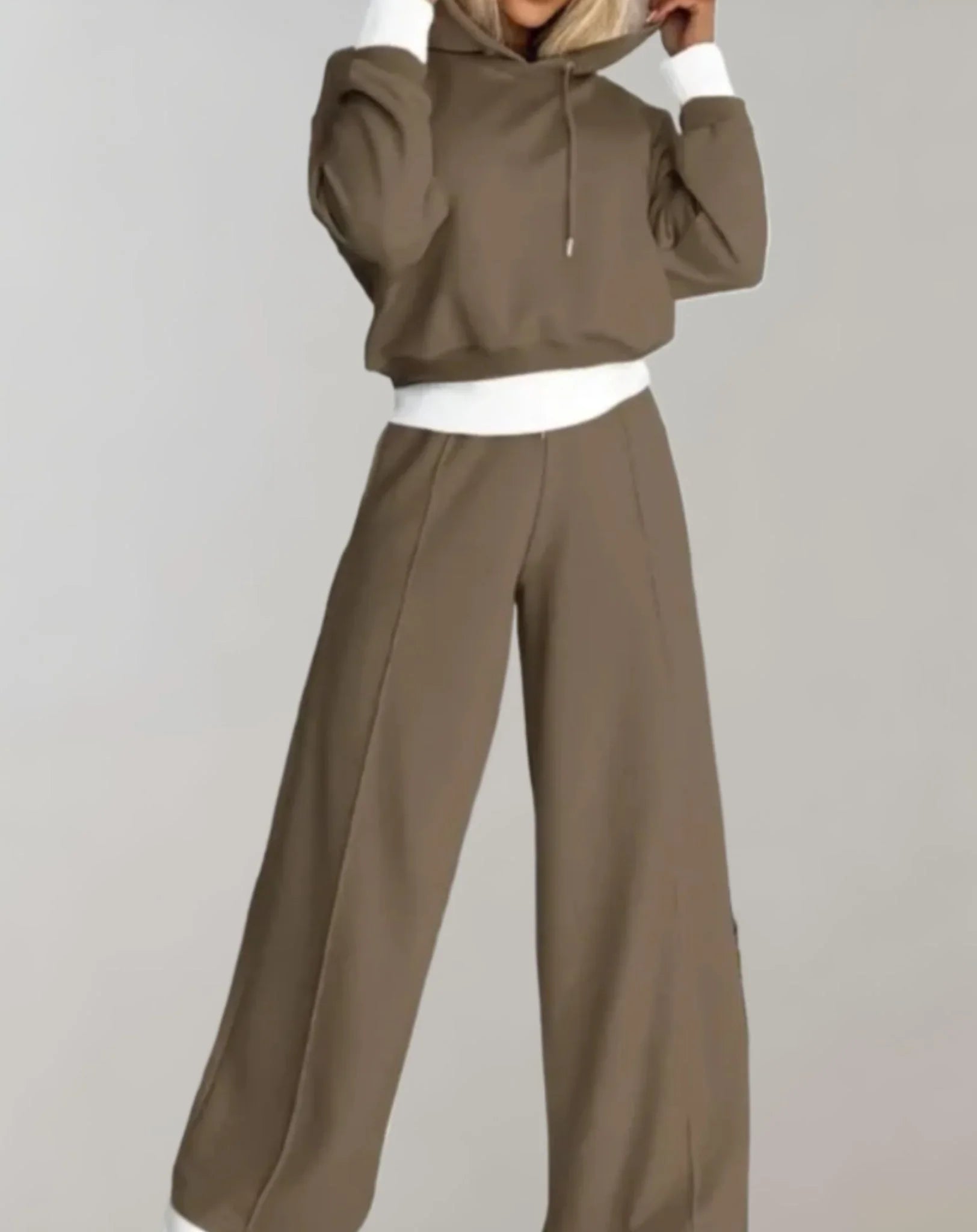 Ensemble deux pièces femme noir avec capuche et pantalon ample en coton.