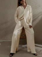Beige zweiteiliges Ensemble aus leichtem, plissiertem Material für Frauen, ideal für komfortable Alltagsoutfits.