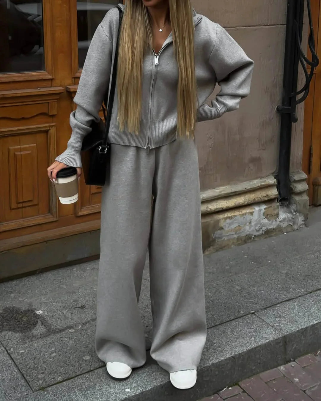 Ensemble für Frauen aus weichem Strick, mit praktischer Reißverschlussöffnung und lässigem Design für den Alltag.