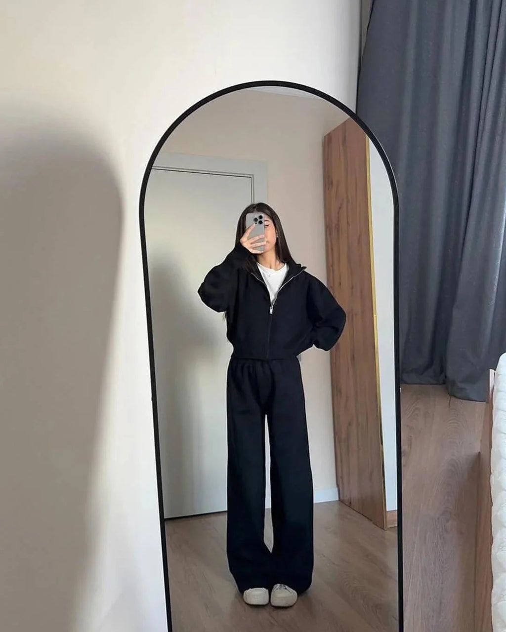 Ensemble détente femme gris en tricot doux, avec fermeture éclair pour un confort optimal.