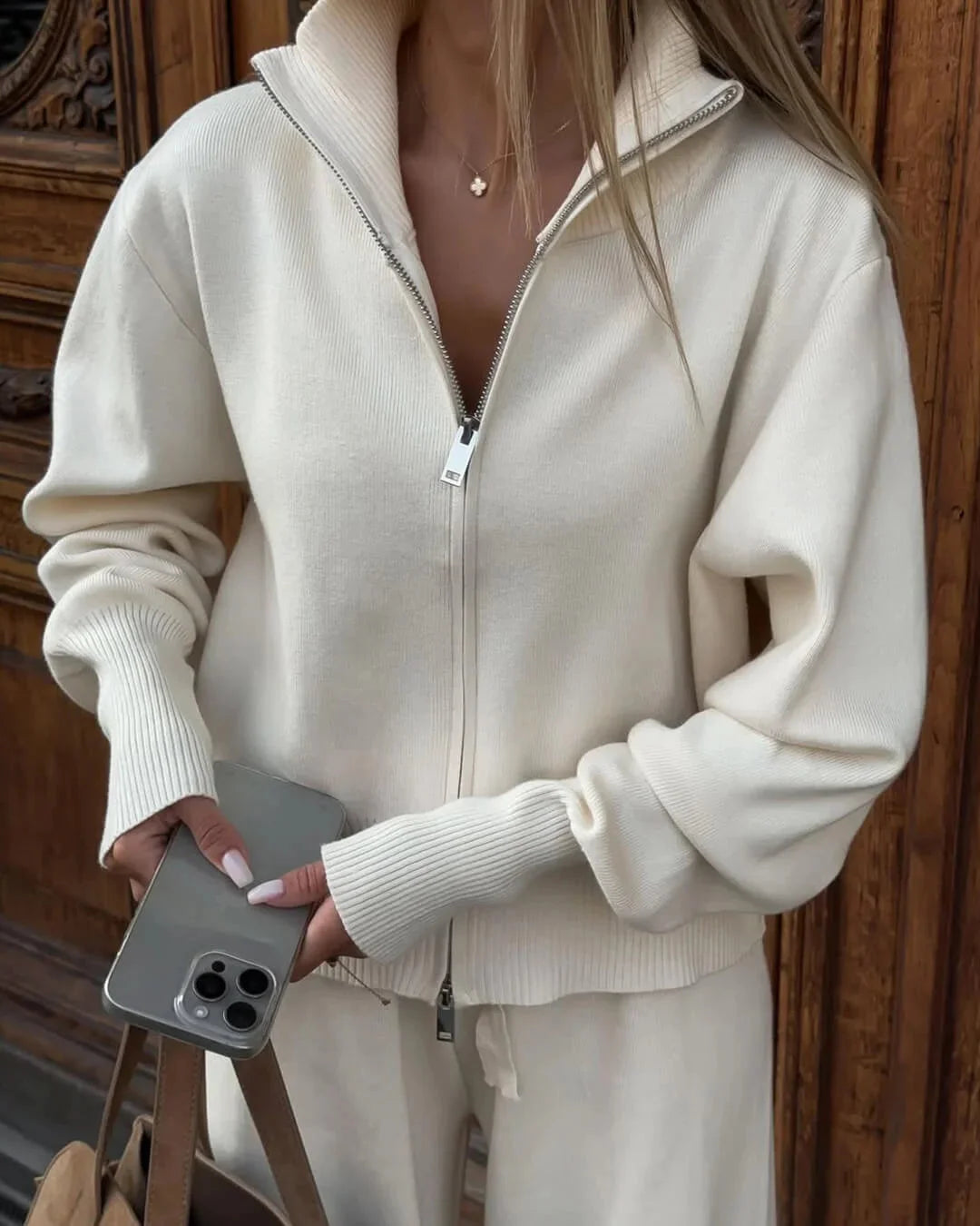 Ensemble für Damen aus weichem, gestricktem Material mit praktischer Zierrreißverschluss und lässigem Design.