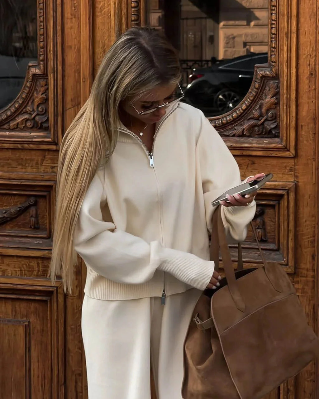 Ensemble détente femme gris en tricot doux avec fermeture éclair, conçu pour un confort quotidien.