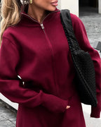 Damen-Ensemble aus weichem Strick mit praktischer Verschluss-Zip, ideal für entspannte Freizeitoutfits.