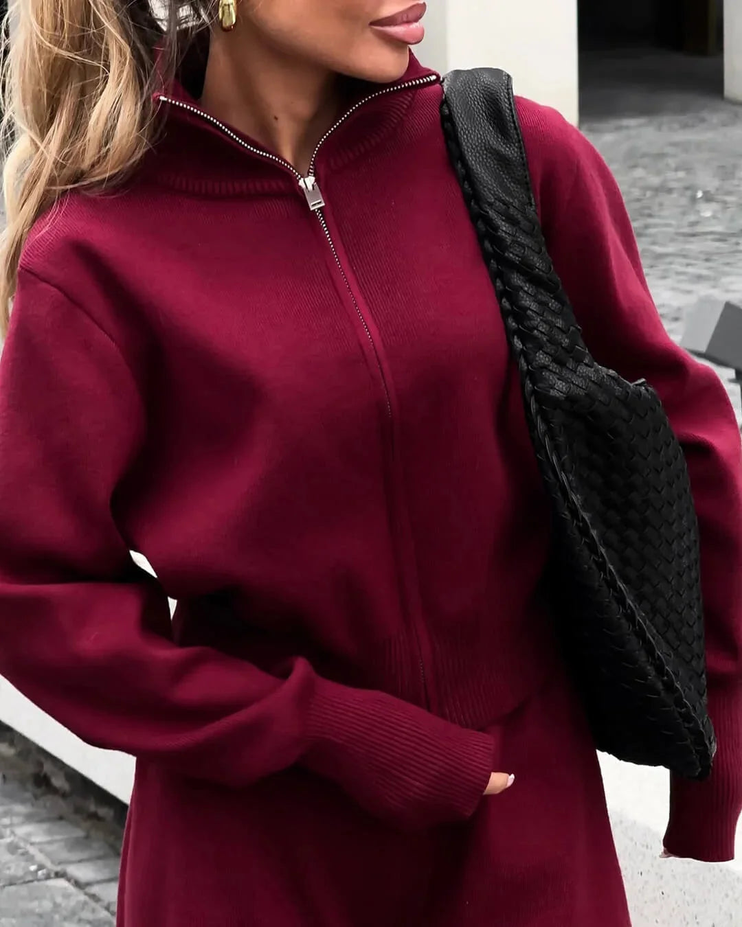Damen-Ensemble aus weichem Strick mit praktischer Verschluss-Zip, ideal für entspannte Freizeitoutfits.