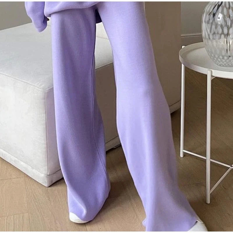 Ensemble détente femme beige, léger, en matière respirante, avec un coupe décontractée pour un confort optimal.