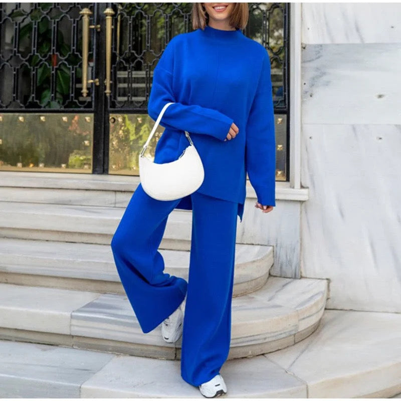 Ensemble femme bleu en coton léger, coupe décontractée et design intemporel.