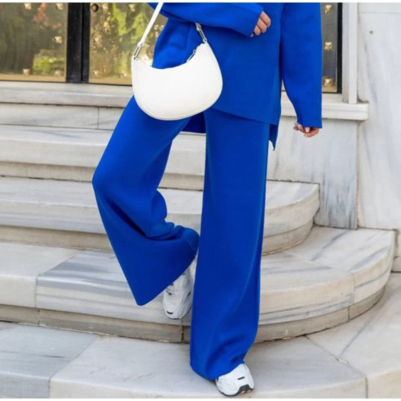 Ensemble noir pour femme en matériau léger, coupe décontractée et design moderne.