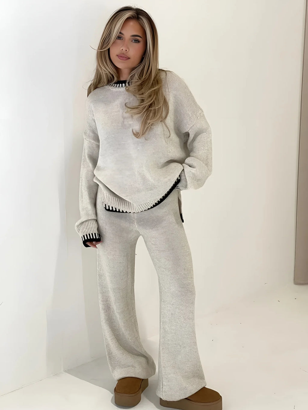 Ensemble femme beige en coton mélangé, manches longues, coupe décontractée pour un confort optimal.