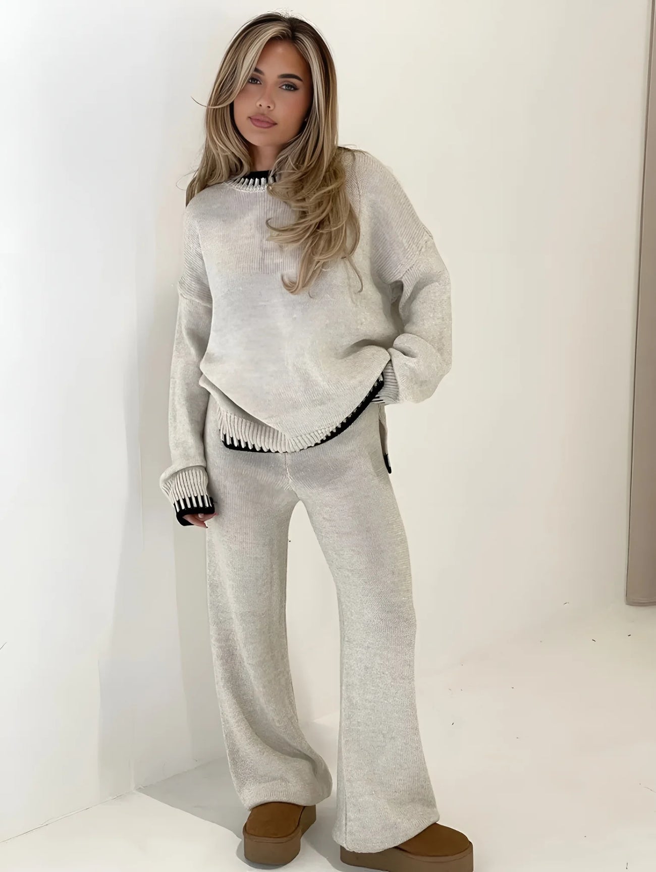 Ensemble femme beige en coton mélangé, manches longues, coupe décontractée pour un confort optimal.