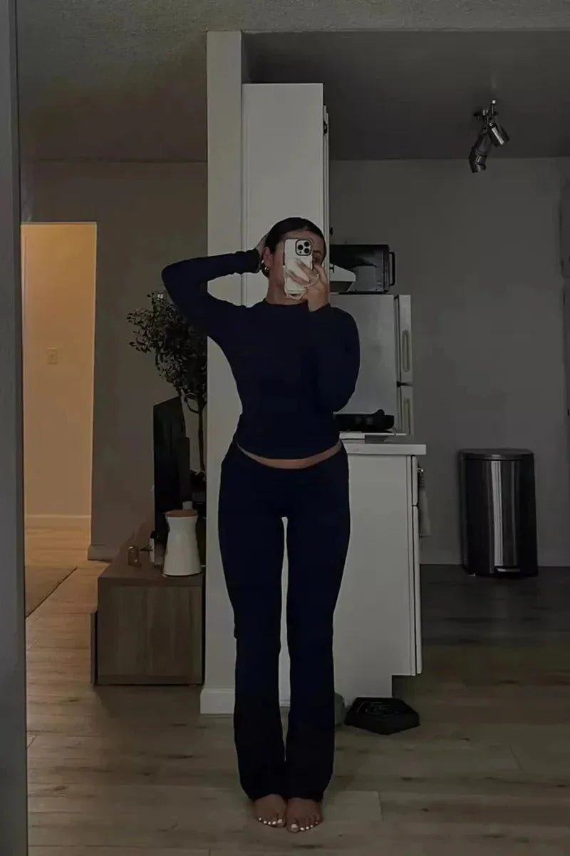 Ensemble femme en coton doux, composé d'un haut décontracté et d'un pantalon confortable, couleur gris.