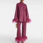 Ensemble femme rouge vin avec manches en peluche et détails en plumes, en tissu doux et respirant.