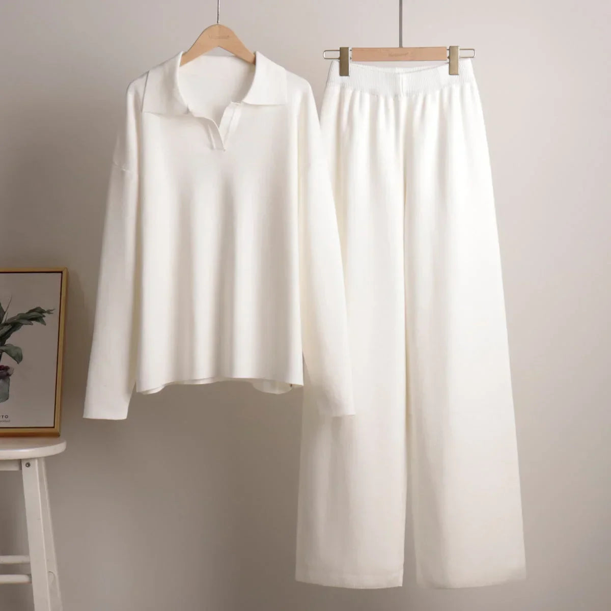 Ensemble femme blanc avec col chemise et pantalon ample en coton léger.