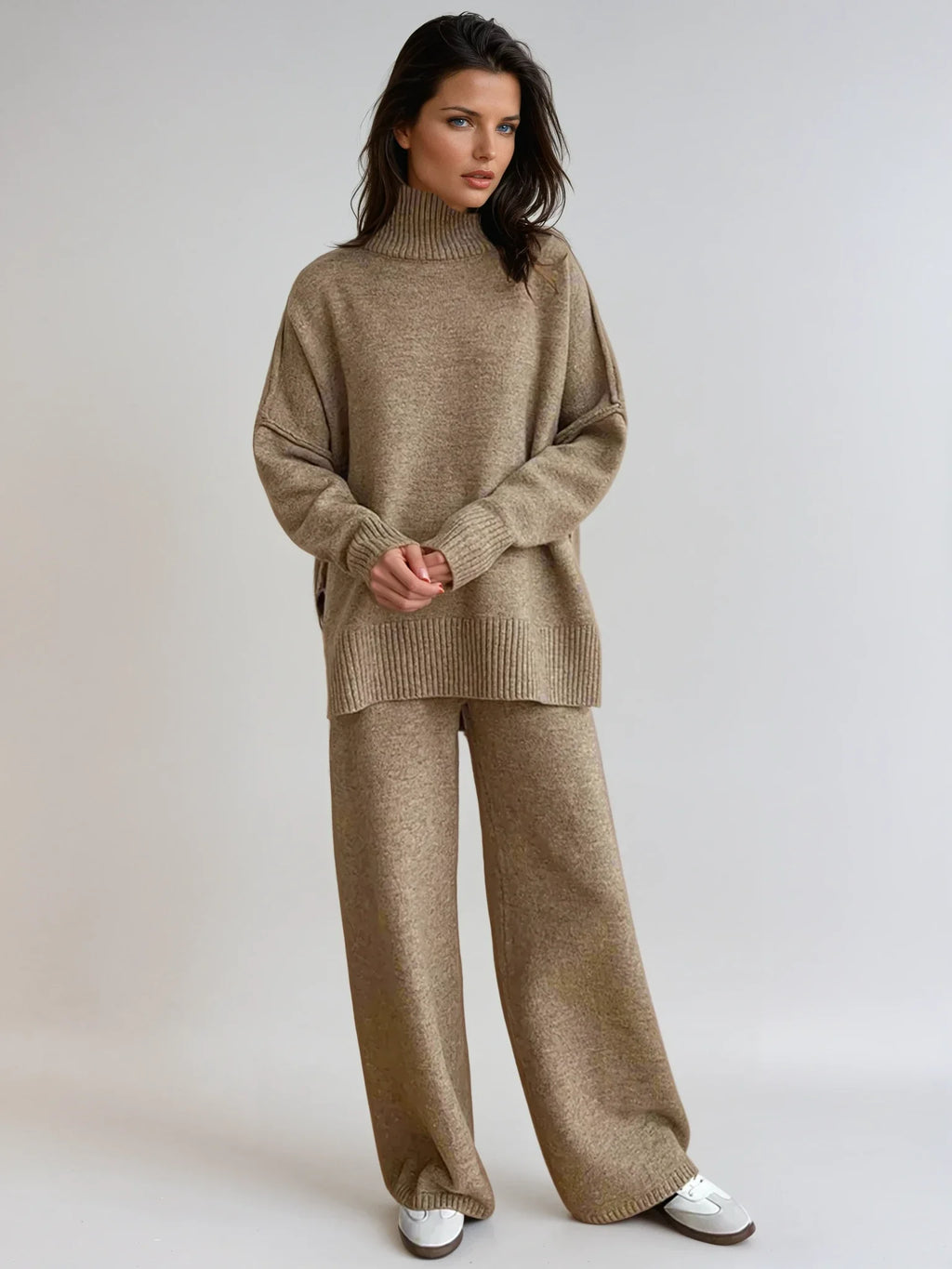 Ensemble femme beige en maille douce, composé d'un pull col roulé et d'un pantalon assorti. Confortable et décontracté.