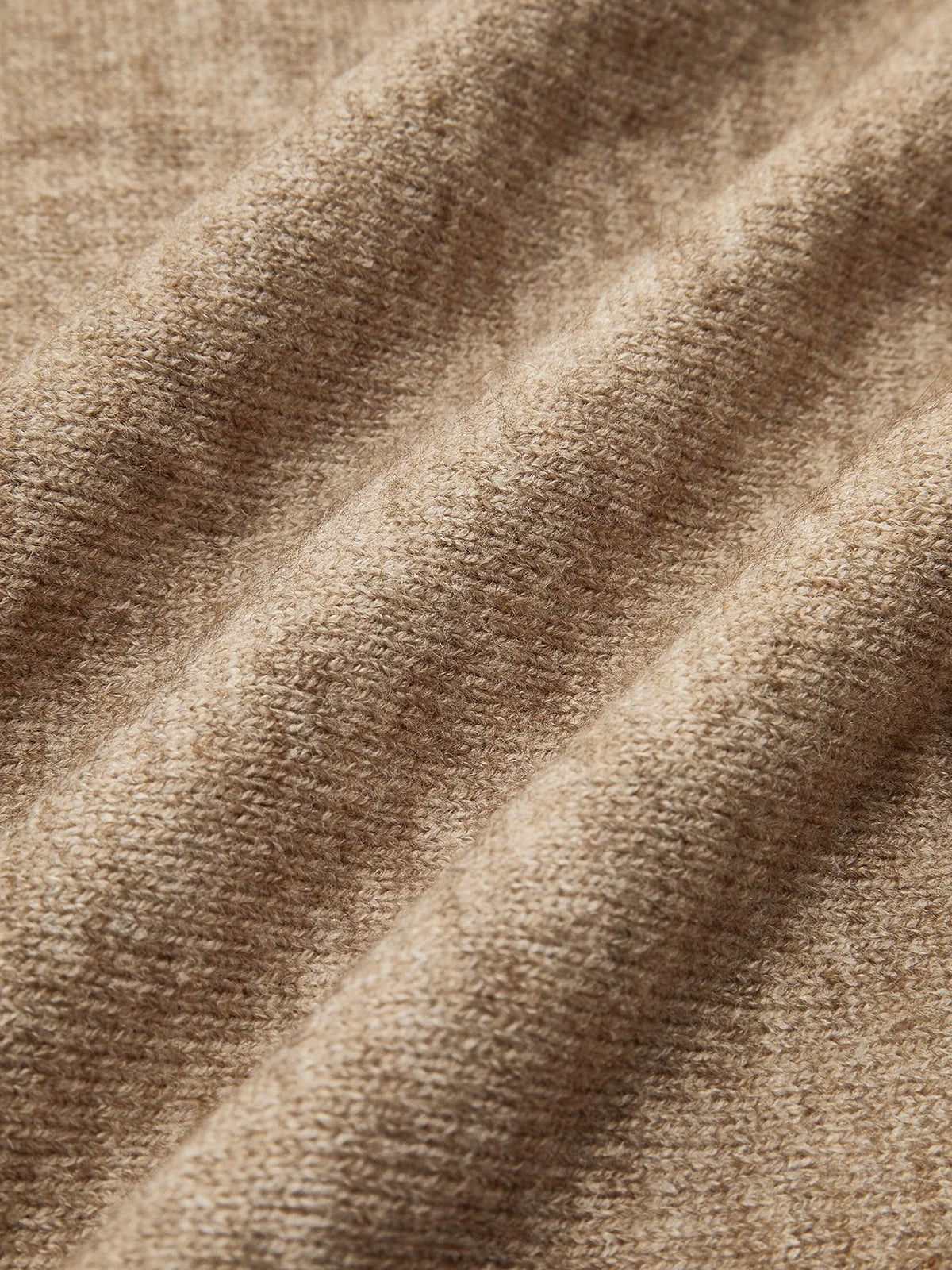 Ensemble in weicher, leichter Strickware mit Rollkragen und entspannter Passform für feminine Bequemlichkeit.