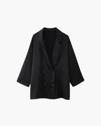 Damenensemble aus Satin mit lässiger Schnittführung und doppelter Knopfleiste in sanften Farbtönen.