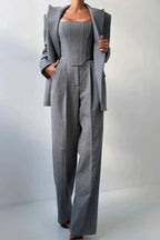 Ensemble femme trois pièces en coton, cintré avec haut ajusté et coutures contrastées, couleur rose.