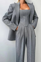 Ensemble femme trois pièces gris avec haut ajusté en tissu léger et respirant, au design élégant.