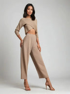 Ensemble femme trois pièces en tissu doux, design intemporel, couleur beige, adapté pour le quotidien et les occasions…