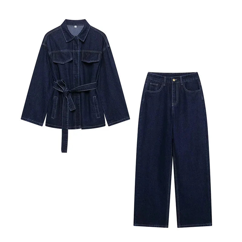 Ensemble femme en denim avec veste courte et pantalon slim, ceinture assortie incluse.