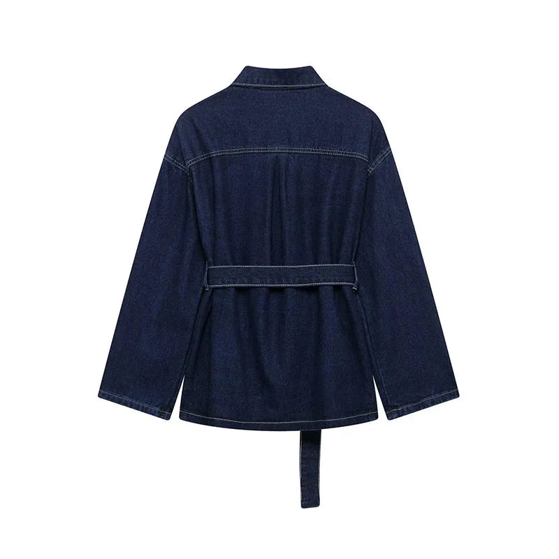 Ensemble femme en denim, comprenant une veste et un pantalon avec ceinture assortie. Style décontracté.