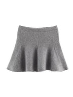 Ensemble gris femme avec jupe courte et veste longue cintrée à manches longues.