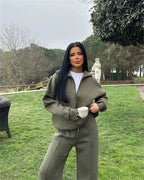 Ensemble femme en coton gris, comprenant un sweat à capuche et un pantalon confortable, idéal pour l'automne et l'hiver.