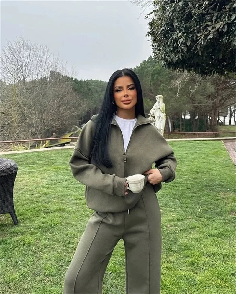 Ensemble femme en coton gris, comprenant un sweat à capuche et un pantalon confortable, idéal pour l'automne et l'hiver.