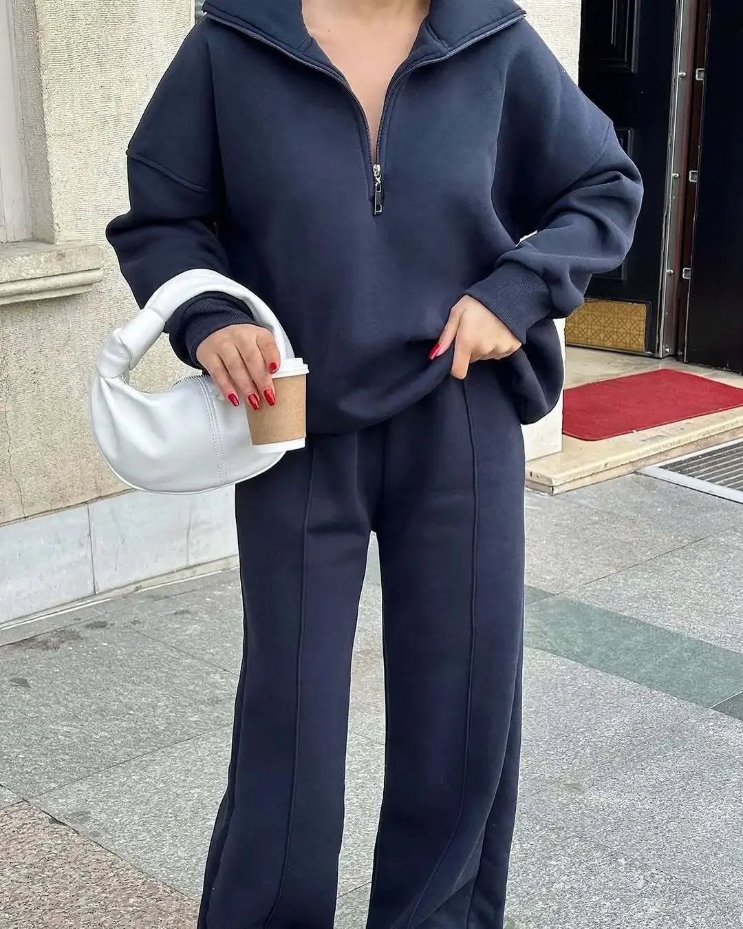 Ensemble noir pour femme composé d'un sweat-shirt et d'un pantalon en coton, idéal pour les journées fraîches.