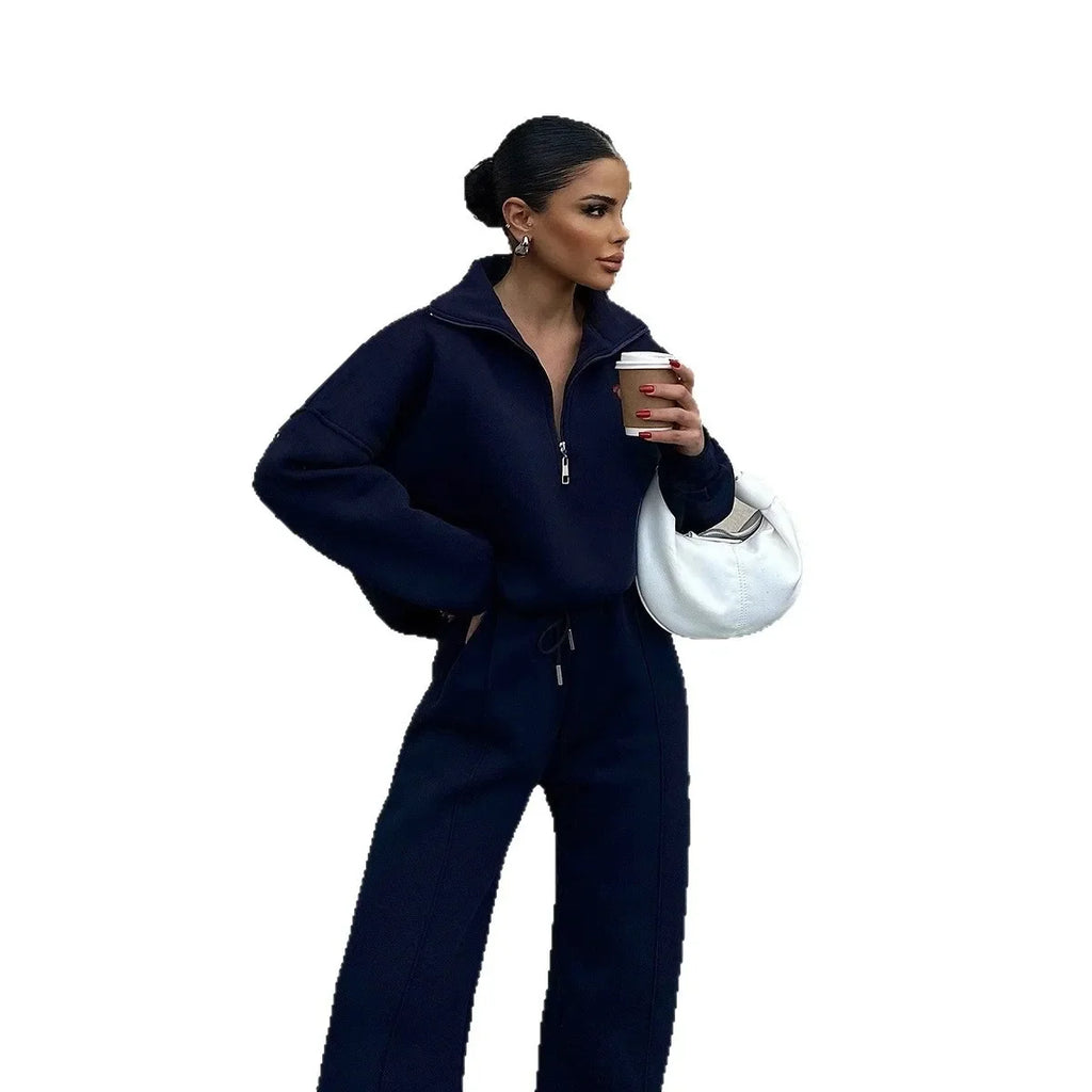 Ensemble femme en coton mélangé, composé d'un pantalon et d'un sweat-shirt gris, idéal pour l'automne et l'hiver.