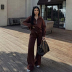 Ensemble femme marron en coton, composé d'un sweat-shirt et d'un pantalon confortable, adapté pour l'automne et l'hiver.